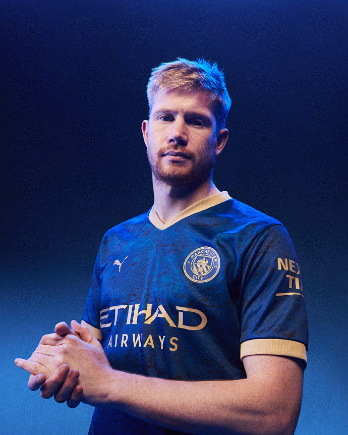 梅西路过回家，重返巴萨诺坎普球场。1800w点赞。