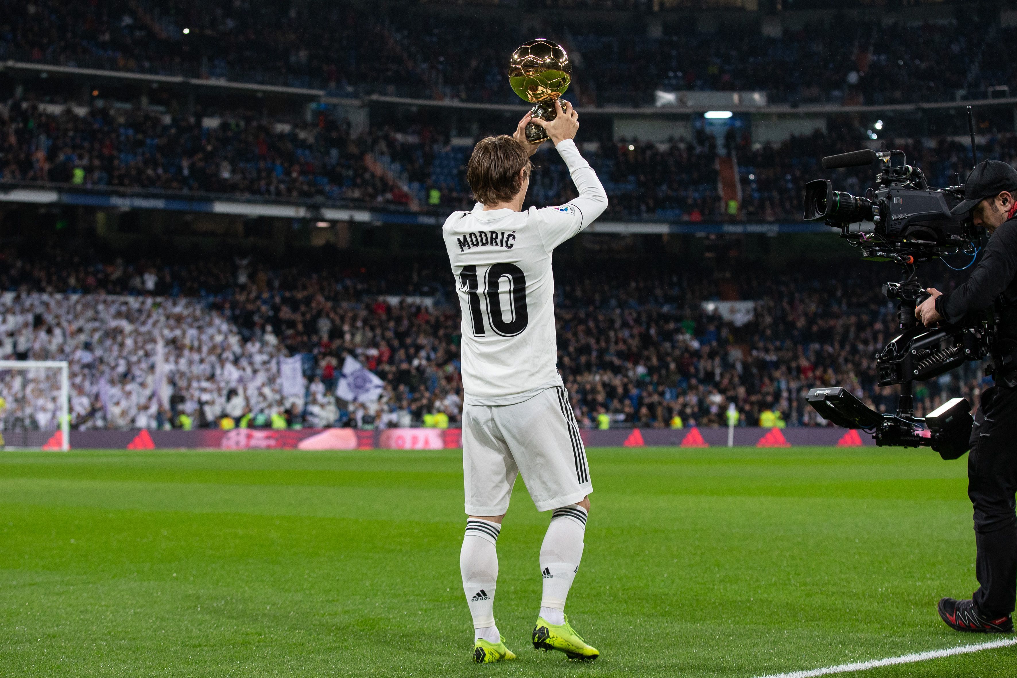 足球国足助教透露球队新目标：冲击小组第一