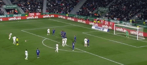 上港队客场对阵柔佛，面临阵容不整、实力不足的挑战，目标为平局。