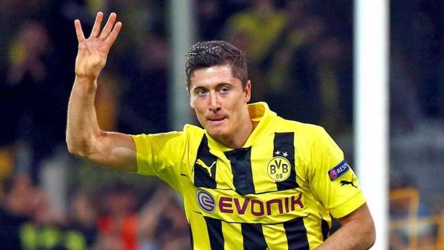 内马尔赛前牵着自己的女儿马维入场，之后还给女儿比心