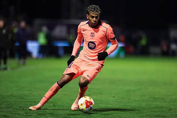 刘璇陪5岁女儿练体操，手持长棍严厉还疲惫，住300平豪宅又大又乱