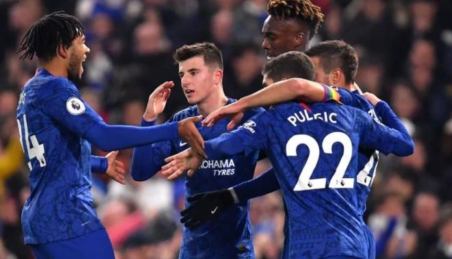 邵佳一独立带队时间不足一年半，此前曾担任国足助教